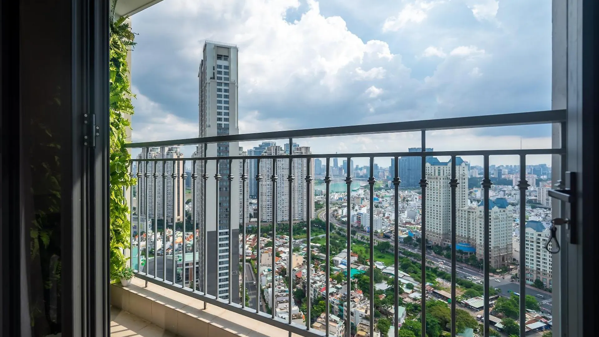 Celavie Serviced Apartment - The Vinhomes And Landmark Ho Chi Minh City